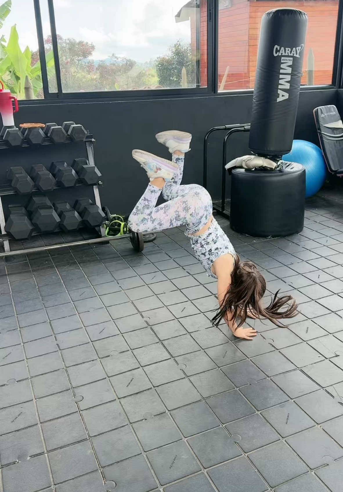 A post by @salomeferiav on TikTok caption: Entrenando para ser muy fuerte 💪🏻 🥰