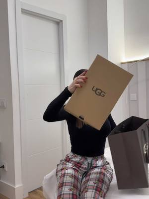 A post by @anagastelumcc on TikTok caption: UNBOXING DE MIS NUEVOS PERRUCHIS