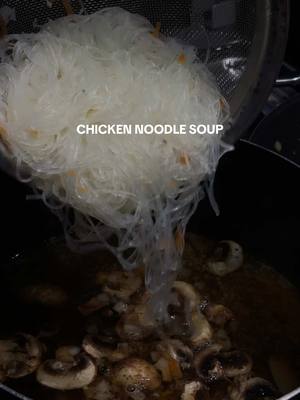 A post by @karohigareda on TikTok caption: Quedo deliciosaaaa #Receta #recetasaludable #chickennoodlesoup 