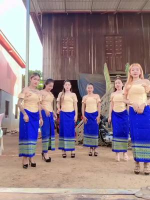 A post by @sreyleakdancer on TikTok caption: សុំបែបនារីខ្មែរម្ដង#អគុណសម្រាប់ការចូលចិត្ត #មកទៀតហើយធីមអាវកក្អប #តន្រ្តីនឹងធ្វើឲ្យអ្នករាំ😆😆😄 