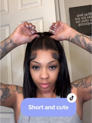 A post by @motheplug on TikTok caption: @Monahairwig #gluelesswiginstall #monahairwig #mona #short #bluntcut 