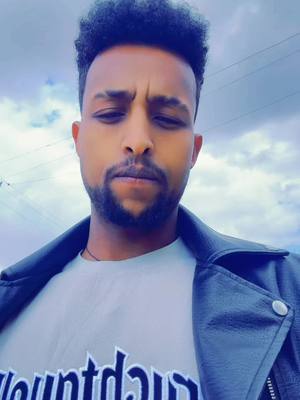 A post by @ashuman019 on TikTok caption: እዛ ደርፍ ግን ??