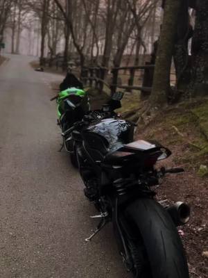 A post by @bld.r1 on TikTok caption: #fypシ #yamahar1 #r1 #yzf #yzfr1 #trend #yamaha #299 #viral #dreambike #gytr #yamalube #bike #moto #parati #kawasaki #zx10r #ninja1000 #kawasakininja #kawasakizx10r 