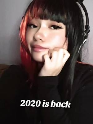 A post by @_.siuki._ on TikTok caption: continuer de refaire les trend de 2020 // #trend2020 #2020 #backto2020 #egirl #alternativegirl 