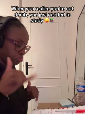 A post by @flociekaz on TikTok caption: Studying is going very well 😝📚 #studybreak #blok #fokdeblok #unistudent #studentlife #succes #watertrend #trendy #imnotdumb #fyp #foryou #voorjou #girlssupportgirls #examseason 