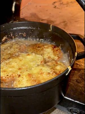 A post by @thomas_straker on TikTok caption: French onion soup  #foodyouwanttoeat #onionsoup 