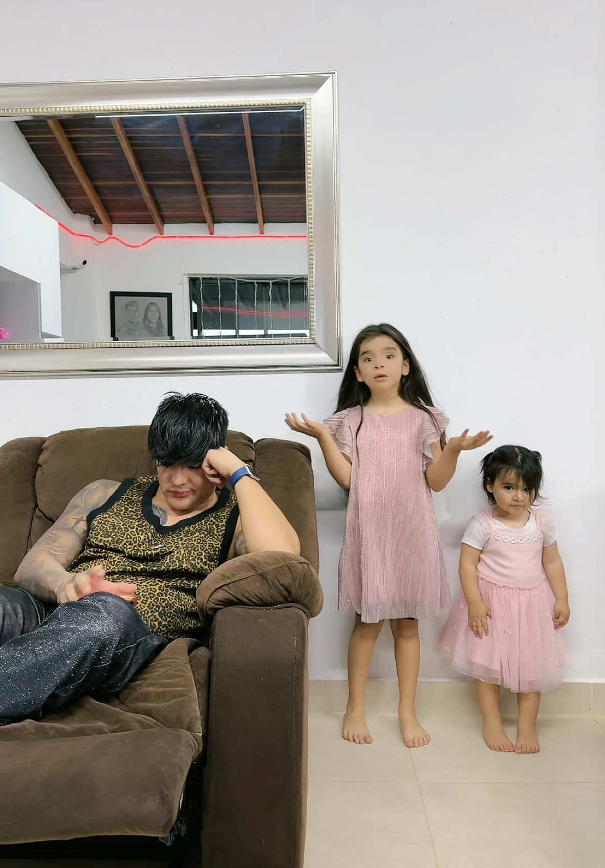 A post by @salomeferiav on TikTok caption: Asusté a mi papá 🤣