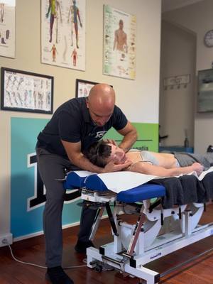 A post by @rc_osteopata on TikTok caption: #asmr #osteopathy #chiropractic #adjustment #thrust #technique #crack #sound #professional #doctor 