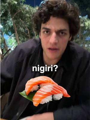 A post by @clausmaluf on TikTok caption: Para que no anden pasando vergüenzas y se vean expertos chavitos 🍣  #ClaudioAlejandro #Humor #Sushi #Nigiri #Tutorial #Comedia #Fyp 