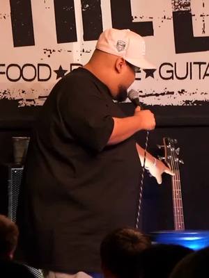 A post by @kenflores300 on TikTok caption: PRUEBALA #comedy #standup #fyp 