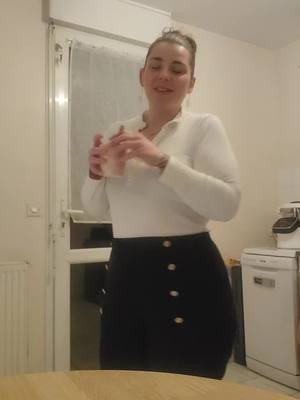 A post by @mag_lbf on TikTok caption: petite douceur pour me motiver à aller bosser 😅 #bonnehumeur #femmes #curvy #teamgrosse #celibataire #battante #douceur 