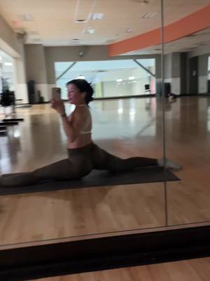 A post by @tamaraciana on TikTok caption: #badbunny #fitness #splits #fyp 