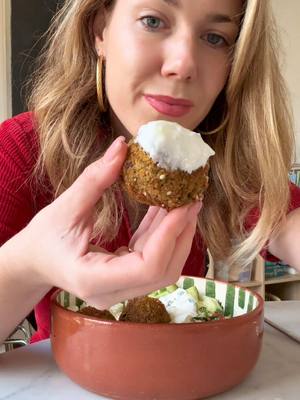 A post by @acha_happybody on TikTok caption: Recette du bowl Falafels Ingrédients : - 200 g de pois chiches secs - 1 oignon - 2 gousses d'ail - 1 botte de persil - 1 botte de coriandre - 1 cuillère à soupe de paprika - 2 cuillères à soupe de cumin - 1 petite cuillère à café de levure chimique - Graines de sésame (pour enrouler, optionnel) - Huile d'olive (pour la cuisson) Pour la salade : - 4 cuillères à soupe de grains de couscous - Persil ciselé - 1 grenade - Concombre - Feta - Fromage blanc - Ail - Citron Instructions : 1. La veille, faire tremper les pois chiches secs dans de l'eau toute la nuit. C'est une étape très importante pour obtenir une bonne texture, ne pas utiliser de pois chiches en conserve. 2. Le lendemain, égoutter et bien sécher les pois chiches dans un torchon propre. Il est essentiel d'absorber un maximum d'eau. 3. Dans un robot culinaire, mixer les pois chiches avec l'oignon, les gousses d'ail, le persil et la coriandre jusqu'à obtenir une texture granuleuse mais homogène. 4. Ajouter dans le mélange 1 cuillère à soupe de paprika, 2 cuillères à soupe de cumin et 1 petite cuillère à café de levure chimique. Bien mélanger jusqu’à ce que tous les ingrédients soient incorporés. 5. Former des petites boulettes avec vos mains. Il est conseillé de bien les compresser pour qu'elles tiennent lors de la cuisson. Optionnellement, vous pouvez les rouler dans des graines de sésame. 6. Préchauffez votre four à 200°C. Disposer les boulettes sur une plaque de cuisson recouverte de papier sulfurisé, puis les passer au four pendant 30 minutes. Surveiller la cuisson pour qu'elles soient bien dorées. 7. Pendant ce temps, préparez la salade : cuire les grains de couscous selon les instructions du paquet, puis les laisser refroidir. 8. Dans un saladier, mélanger les grains de couscous, le persil ciselé, les graines de grenade, des morceaux de concombre et de feta. 9. Pour la sauce, mélanger du fromage blanc avec de l'ail haché et un peu de jus de citron à votre goût. 10. Servir les falafels chauds avec la salade et la sauce au fromage blanc. Bon appétit !