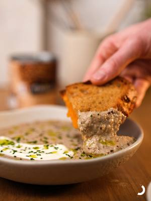 A post by @daucyfr on TikTok caption: Un velouté de lentilles onctueux et un grilled cheese doré ? Voici la recette parfaite pour réchauffer vos soirées d’hiver ! 🍲🧀❄️ Vous aurez besoin de : 1 moyenne boîte de lentilles d’aucy 1 oignon 1 gousse d’ail 100 ml de crème de coco 2 cuillères à soupe d'huile d'olive Sel et poivre 1 pain de campagne 4 tranches de cheddar et de gouda Ciboulette (facultatif) Vous nous en direz des nouvelles ! 😋 Retrouvez l’intégralité de notre recette en ligne sur notre site Internet ! 🧑🏻‍🍳 Et retrouvez comment faire cette huile aux verts de poireaux dans la vidéo précédente 💡 #daucy #veloute #soupe #lentille #confortfood #soupemaison #ideerecette