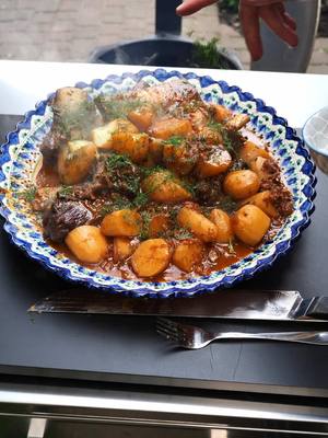 A post by @grillideen on TikTok caption: Zutaten  -3kg Short Ribs  -1kg Zwiebeln  -300g Möhren  -6 Knoblauchzehen  -3 Lorbeerblätter  -2El Tomatenmark  -1L Rotwein  -1L Gemüsebrühe  -2kg Kartoffeln  -Getrocknete Kräuter  -Salz  -Pfeffer Werbung  der Ofen ist von @Dymok   mit dem Code Romanasale5  Spart ihr 5% Fleisch @fleischerundderkoch  