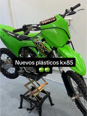 A post by @erickmotard on TikTok caption: Nuevos plásticos KX 85 💚 #motocross #motos #enduro #motomontaña #kx85 #erickmotard 