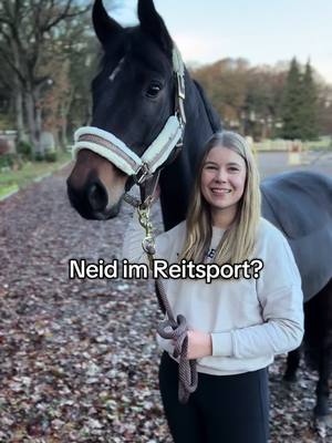 A post by @horsediaries.de on TikTok caption: Hattet ihr schon mit Neid im Reitsport zu tun? Ich persönlich denke, dass es immer auch an einem selbst liegt, ob man Neid in Menschen auslöst oder ob einem Dinge gegönnt werden… Ich selbst hatte bisher jedenfalls noch nie das Gefühl, dass jemand unfair zu mir war, weil er mich beneidet hat 🤷‍♀️