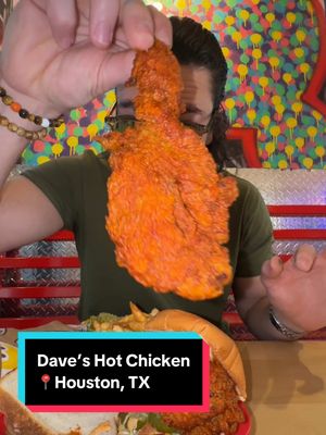 A post by @soyelarturito on TikTok caption: Dave’s Hot Chicken, Houston, Texas. 🥵🐔Me la recomendaron tanto que tuve que venir a ver que show, y la neta si está muy cabrón, pero si pica sabroso, creo que el médium es el bueno, o el Carolina Reaper pa los machitos. La neta no sabe a pollo de Fast Food, extremadamente jugoso y bien sazonado, rifadísimo el Dave’s. #pollofrito #usa #unitedstates #daveshotchicken #nashville #tenesse #chicken #chickenfingers #texas #houston #louisianna #louisiana #neworleans #austin #pollofrito #foodreviews #FoodTok