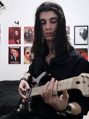 A post by @gabirubernardo on TikTok caption: phantom of the opera #phantomoftheopera #guitarplayer #guitartok 