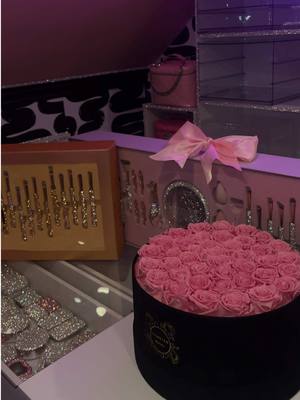 A post by @niciaakayyy on TikTok caption: A Girls Bestfriend >>♾️❄️🎀 Gold Or Silver👀?#fypシ゚viral #glitzandglam #glitzandglambrushes #blingbling #foryoupage 