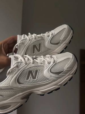 A post by @beatrizvlls on TikTok caption: @New Balance 530 Arid Stone 😮‍💨  #lancamento #nb530 #unboxing 