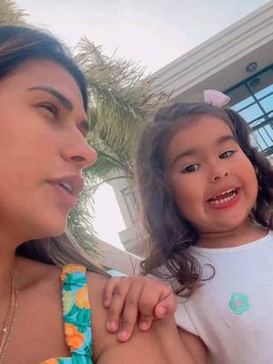 A post by @simoneses on TikTok caption: Se a mamãe está ausente, a mini Simone está na procura do papai! Aqui a gente está o tempo todo de olhooo 👀 kkkkkkkk ❤️ @Kaka Diniz 