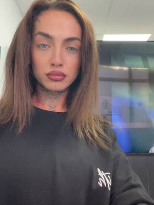 A post by @katerinaxttt on TikTok caption: Wooooow see the difference?? 😩😂 kde mam gumicku!!!!! #faceline #slavic #tattooed 