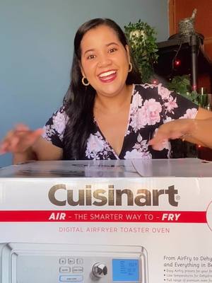 A post by @cocinandoconclaris on TikTok caption: Santa se adelantó este año y llegó con el regalo perfecto! 🎁  Les presento mi nuevo Horno, Tostador y AirFryer Digital 13 en 1 TOA-65 de Cuisinart®️, que amo desde ya. Es súper práctico, versátil aquí puedes preparar desde carnes, papas hasta postres deliciosos. #CuisinartUnEstilodeVida #MomentosCuisinart #CuisinartLatam #TheCuisinartAdvantage@cuisinartlatam 