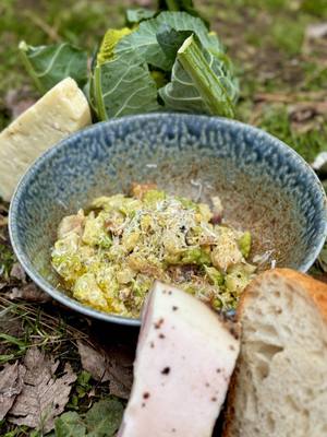 A post by @chefmaxmariola on TikTok caption: 🥣 Zuppa di broccoletti e guanciale croccante La ricetta di oggi è un bel piatto unico, sano e gustoso 😋 Zuppa di broccoletti, guanciale croccante e una nevicata di pecorino 🧀  L'avete già provata? Ditemi com'era nei commenti 💬 #chefmaxmariola #maxmariola #maxmariolacucinapervoi  #thesoundoflove 