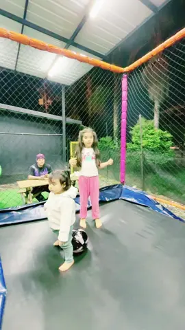 A post by @salomeferiav on TikTok caption: 🤣 tranqui no le pasó nada a Isabella 🥰
