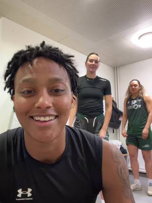 A post by @thtkidtayy on TikTok caption: brought to you from oakland womens bball😎 #fyp #fy #fypppppp #funnyvideo @EFots @abisnail 