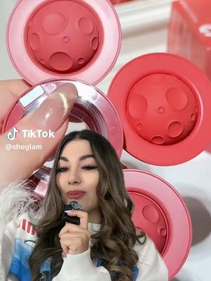 A post by @soyanasaucedo on TikTok caption: AMOOO los rubores de @SHEGLAM 👀🩷 y estos son TAN BELLOS!!! 🌕  #SHEGLAM #SHEGLAMBlush #SHEGLAMBlushBall #blush #viralblush #rubores #maquillaje 