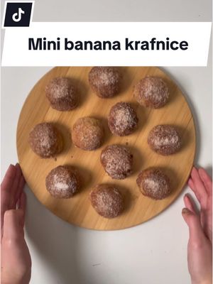 A post by @marijamazalin on TikTok caption: Mini banana krafnice 😍 SASTOJCI • 2 velike prezrele banane (oko 250g bez kore) • 250g glatko brašno • 1/2 praška za pecivo • 50g otopljeni maslac • 3 žlice šećer • 1 žličica cimet RECEPT 1. Izmješajte zgnječene banane, brašno i prašak za pecivo 2. Nauljite ruke i formirajte 12 kuglica - svaka 40g 3. Stavite na pleh obložen papirom za pečenje i pecite 15min na 200’C 4. Otopite maslac i u zdjelicu izmiješajte šećer i cimet 5. Ispečene krafnice uronite u maslac pa u šećer i cimet  #mini #banana #krafnice #recept #jednostavnirecepti #brzirecepti #bananadonuts #bananadonutholes #EasyRecipes #easydessert #brzidesert #bananarecept 