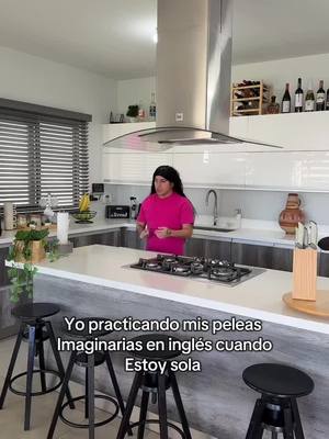 A post by @soylamorena on TikTok caption: Si soy 😂 #lamorena #comedia 