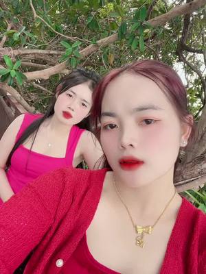 A post by @eiijuuphy2 on TikTok caption: 2នាក់ប្អូនស្រី🥰❤️@Oun Mean🌸 