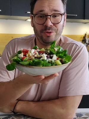 A post by @thomasdrechsel on TikTok caption: Bunter Schmackofatz-Salat 480kcal🤤 Folgt mir gern für weiter Tipps, Motivation und Rezepte❤️ Zutaten: Feldsalat Gurke  Tomaten 2 EL Cranberries (64kcal) 10g Cashewkerne  (150kcal) 40g Feta (114kcal) 1 EL Olivenöl (90kcal) 1 EL Balsamico (14kcal) Appetitliche Grüße, euer Tommy❤️