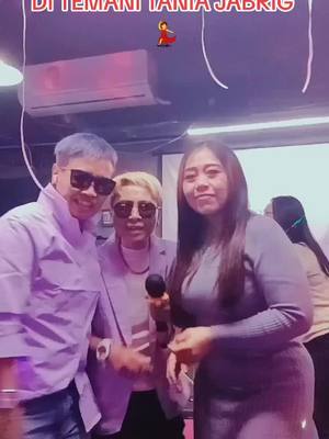 A post by @jennifer_arnelita_bell_2 on TikTok caption: #tkwhongkong #bahagiaitusederhana #jennifer di temani tania jabrig.