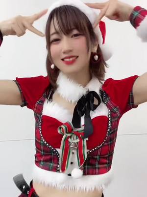 A post by @erimihane on TikTok caption: クリスマスに出そうと思って忘れてたよね🎅🏻🥂 