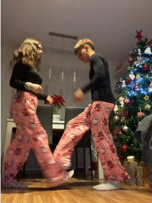 A post by @mariaa_5_ on TikTok caption: Que te siga en todas las tonterías >>>  💖💖 #trend #couplegoals #pareja #SantJordi2024 #matchingoutfits @david ⚡️ 