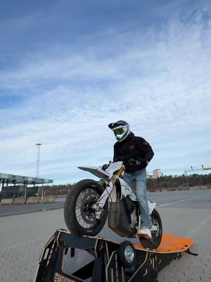 A post by @skoovbyv2 on TikTok caption: Kss kss  #motorbike #electric #supermoto  #starkvarg #fördig 