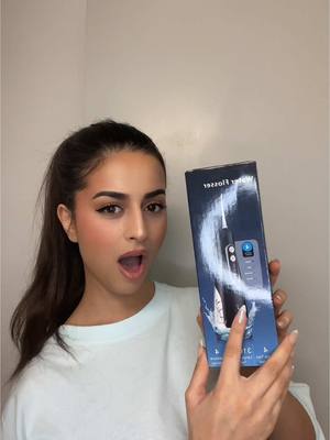 A post by @marihaidari1789 on TikTok caption: Får rene tænder og sundere tandkød ved hjælp af FlossJet fra @BrightBrush #brightbrushdk #flossjet #fypdanmark #denmark #københavn 