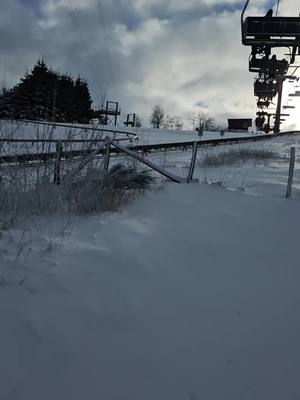 A post by @raluca.si.robert on TikTok caption: La zăpadă ❄️❄️ #winterberg #sanie  #snowboard  #deutschland #winter 