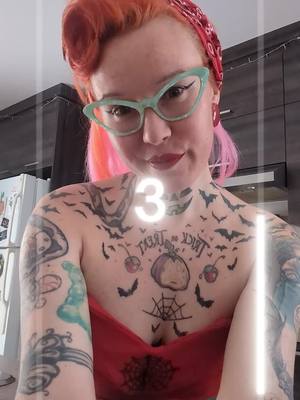 A post by @misspumpkin13 on TikTok caption: ça manque de Tatoo 🤣  #pinup #foryoupage❤️❤️ #pourtoi #pinupgirl #inked #rockabillygirl 