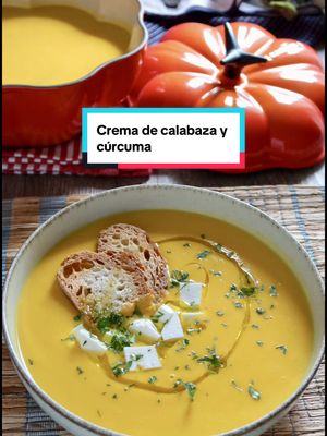 A post by @annarecetasfaciles on TikTok caption: Receta de CREMA DE CALABAZA CURCUMA  Ingredientes para 4 personas: 900 g calabaza  4 rodajas de cúrcuma fresca 1 cebolla pequeña 1 puerro 1 diente de ajo 1 rama de apio 300 g patatas (2 medianas) ¾ de litro de agua 1 nuez de mantequilla Nuez moscada Aceite de oliva y sal Toppings: rebanadas de pan tostado, queso fresco, perejil picado y aceite de oliva Elaboración: 1.	En una cazuela, pon un chorrito de aceite de oliva y rehoga la cebolla, el puerro, el ajo, la cúrcuma y el apio 2 o 3 minutos a fuego vivo. Añade la calabaza y las patatas troceadas, un poco de sal y rehoga 2 minutos más, removiendo de vez en cuando. Añade agua hasta cubrir y cocina tapado de 20 a 25 minutos o hasta que la patata y la calabaza estén blandas. Añade una nuez de mantequilla, una pizca de nuez moscada rallada y retira del fuego. Tritura hasta obtener una crema muy fina. 2.	Sirve con unas tostadas de pan, dados de queso fresco, un poco de perejil picado y un hilo de aceite de oliva. NOTAS: puedes añadir los toppings que más te gusten como picatostes, daditos de calabaza cocida, semillas… #cremadecalabazaycurcuma #annarecetasfaciles #aprenderentiktok 