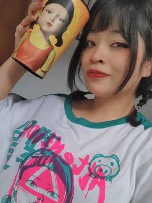 A post by @hirari.rin on TikTok caption: Yo la más fan de Young Hee💖 #squidgamenetflix #squidgame #eljuegodelcalamar #carlsjr #younghee 