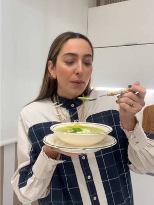 A post by @anamchef8_ on TikTok caption: CREMA DE CALABACÍN: - y más personas - 1 cebolla - 2 puerros grandes o 4 pequeños - 3 calabacines - Aceite de oliva virgen extra - Agua (aproximádamente 2 vasos) - Sal y pimienta blanca Para decorar: - Queso feta desmenuzado - Aceite de oliva virgen extra - Unas hojas de albahaca Preparación: 1. Corta la cebolla en trozos grandes y ponla a pochar con un buen chorro de aceite de oliva. Más o menos a un nivel 6 de una vitrocerámica normal. Agrégale una pizca de sal. 2. Corta únicamente la parte blanca de los puerros en trocitos y agrégalos a la olla junto con la cebolla. 3. Deja pasar 10 minutos para que la cebolla y el puerro estén pochaditos. Mientras corta los calabacines en trozos. Una vez pasado el tiempo, incorpóralos a la misma olla con una pizca de sal y un poquito más de aceite si ves que le falta grasa. 4. Deja cocinar otros 10 minutos y después cubre con agua. Es muy importante que no te pases con el líquido, pues es la clave de una textura y resultado perfectos. 5. Una vez transcurrido el tiempo, deja que enfríe un poco y después vierte la mezcla de la olla en una batidora grande y tritura. Ve subiendo la velocidad poco a poco hasta que llegues al máximo que te permite tu batidora. Deja triturando 4-5 minutos de reloj. Esto hará que la textura sea perfecta. 6. Corrige de sal, añadiendo más si fuera necesario, y agrega pimienta al gusto. Para mí la pimienta es la clave. 7. Por último, decora con un poco de queso feta desmenuzado, aceite de oliva virgen extra y unas hojas de albahaca. ❤️🫰🏼