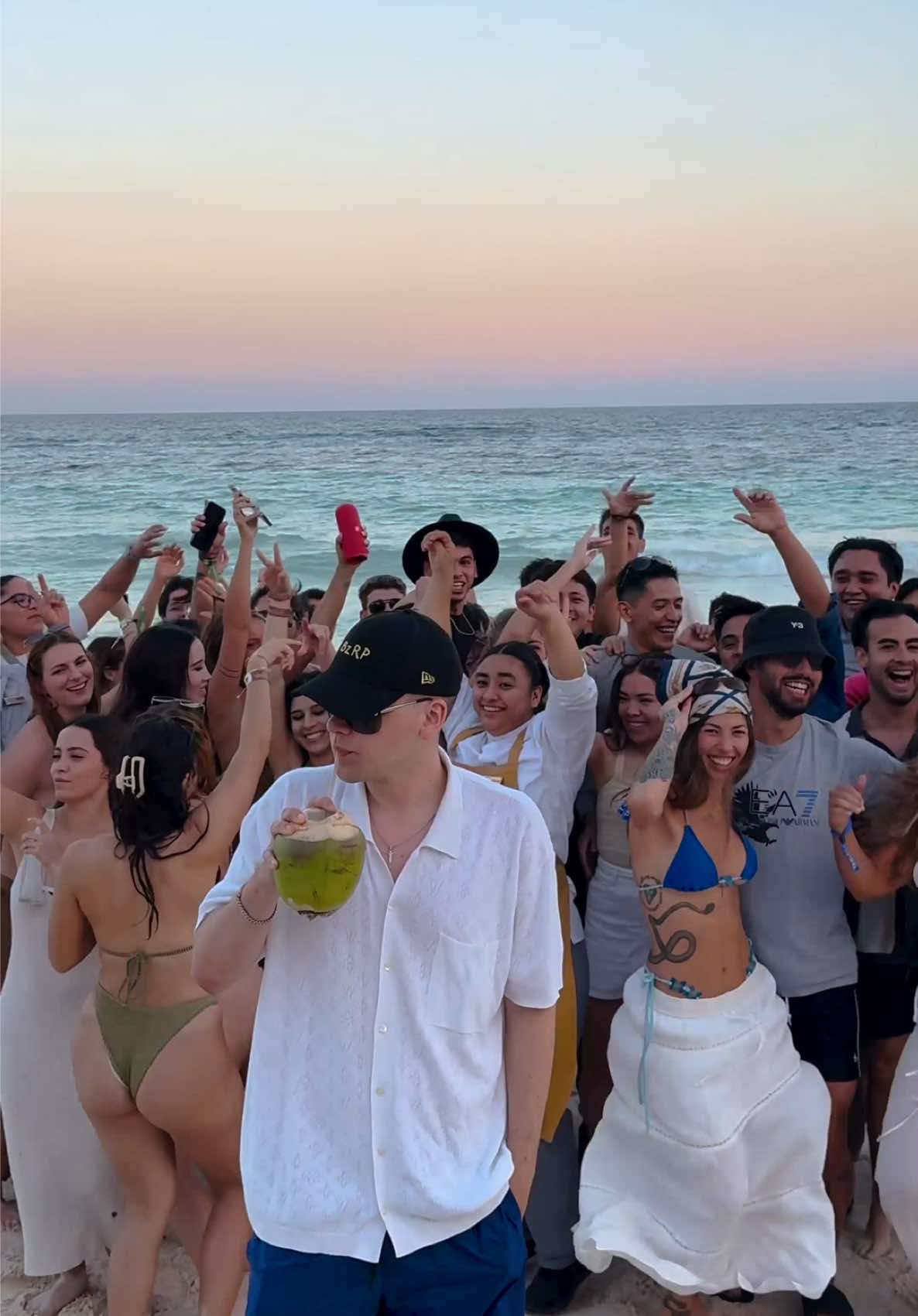 A post by @bizarrap on TikTok caption: me inventé este challenge #bizarrap #parati #luckra 