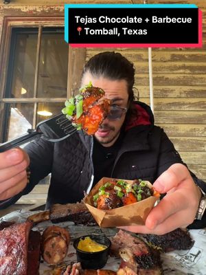 A post by @soyelarturito on TikTok caption: Tejas Chocolate & BBQ, Tomball, Texas. 🇺🇸🍫Me lo recomendaron algunas personas, y aunque no le tenía mucha fe, se convirtió en mi BBQ favorito del área de Houston. El Pastrami Beef Rib si fue de mis mejores bocados en mucho tiempo, pero también los vibes caseros de un negocio familiar, se siente la cocina con amor, y entiendo que en Texas en los mejores BBQs se acostumbra a hacer filas y es parte de la experiencia, pero esta se me hizo mucho más especial que todas las demás. #brisket #beefrib  #texas #food #foodreviews #comida #sanantonio #texas #houston #austin #latino #ribs #costilla  #bbq #barbecue #bbqribs #vietnam #restaurante #tejas #tejaschocolate #chocolate 