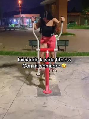 A post by @lizeth_mendieta07 on TikTok caption: 😂#fitness #ejercicio #comadre 