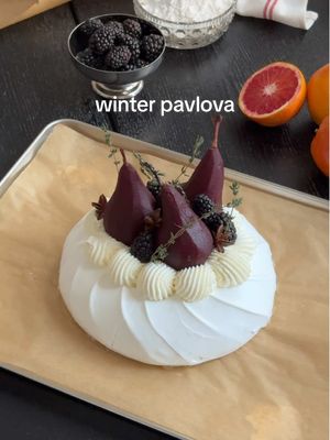 A post by @ivo_zinee on TikTok caption: Pavlova s poširanim kruškama i kremom od mascarponea. Recept u opisu! 🤍 SASTOJCI: 5 bjelanjaka (sobne temperature) 250g šećera u prahu 1 žličica limunovog soka  1.5 žličica kukuruznog škroba vrhnje za šlag  mascarpone kruške 500 ml crnog vina 250ml soka od crvene naranče 80g šećera korica naranče šipka cimeta zvjezdasti anis POSTUPAK: Dobro očistite posudu i mikser krpicom s malo alkoholnog octa, a zatim pažljivo odvojite bjelanjke od žumanjaka.  Stavite na srednju nižu brzinu i mutite dok se bjelanjci ne zapjene (tekstura treba biti otprilike kao pjena za capuccino). Zatim krenite dodavati žlicu po žlicu šećera s razmacima od petnaestak sekundi. Kad ste dodali šećer, a bjelanjci su utučeni do “čvrstog vrha”, odnosno ostaju oštri i jasni vrhovi kada podignete mikser dodajte ocat i prosijan škrob. Mutite još 30-ak sekundi.  Na pleh, na par mjesta, stavite malo utučenih bjelanjaca kako bi se pek papir lakše zalijepio, a zatim i sam papir. Odmjerite krug promjera po želji, a zatim stavite i smjesu. Pazite da ne bude nakupina zraka jer su to mjesta gdje pavlova puca. Zatim ju oblikujte po želji, ja sam radio kupolastu formu s profilacijama koje sam izveo paletnim nožem.  Staviti u pećnicu zagrijanu na 90 stupnjeva i peći/sušiti oko 120 minuta. Zatim ugasiti temperaturu i ostaviti s upaljenim svjetlom barem 2 sata, odnosno dok se u potpunosti ne ohladi, kako ne bi pukla zbog razlike u temperaturi. Kruške oguliti, a ostale sastojke zakuhati. Dodati kruške i kuhati dok ne omekšaju. Ostaviti da se ohlade u tekućini. Umutiti kremu od jednake količine vrhnja i mascarponea te šećera po želji, ukrasiti te dodati kruške i kupine. #pavlova #recept #Recipe #cake #dessert #kolač #spring #dijaspora #hrvatska #bosna #kuhanje #cooking #balasevic 